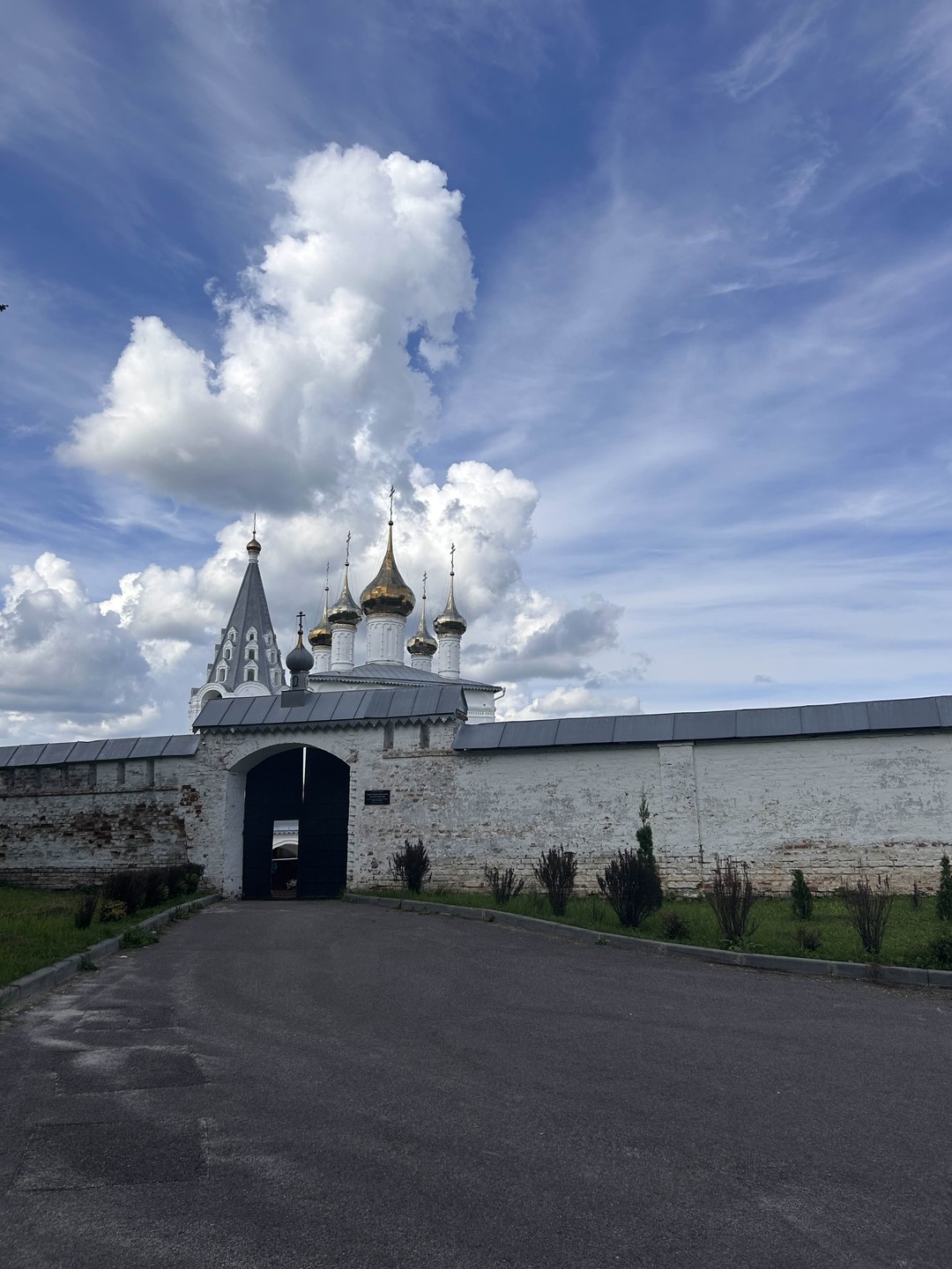 Замечательный экскурсовод, любящий и знающий историю своего города. Нам очень понравился и рассказ и места, которые