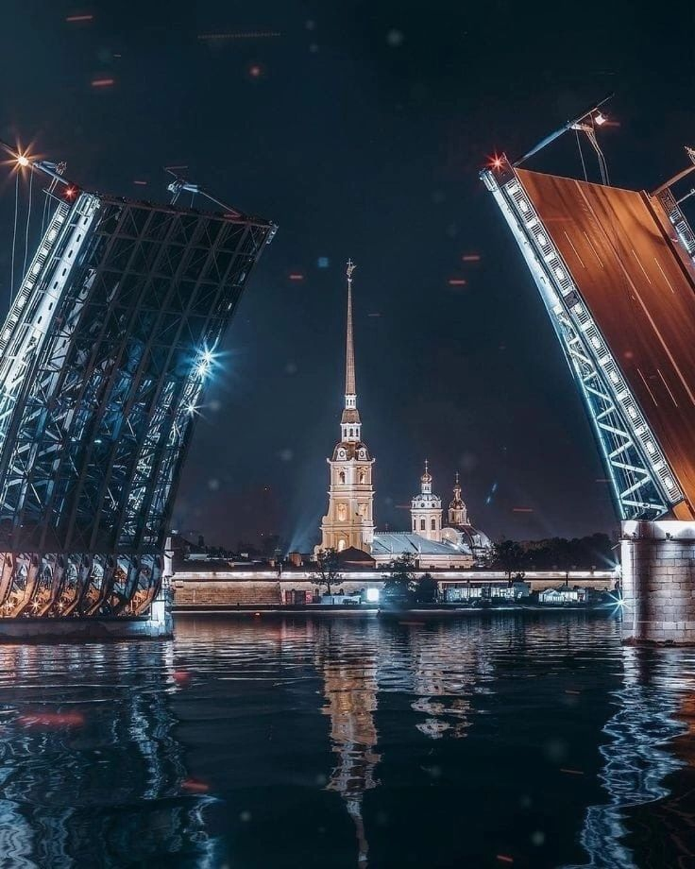 Петербург в летнюю ночь: атмосферная прогулка на катере и развод мостов