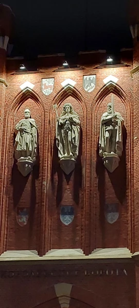 прогулка состоялась, город ночью прекрасен, Константин увлечен историей своего города, мне понравилось