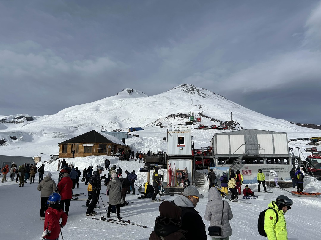 Эльбрус прекрасен!!! Нам очень повезло с погодой! И на нижней станции, и на самом верху светило