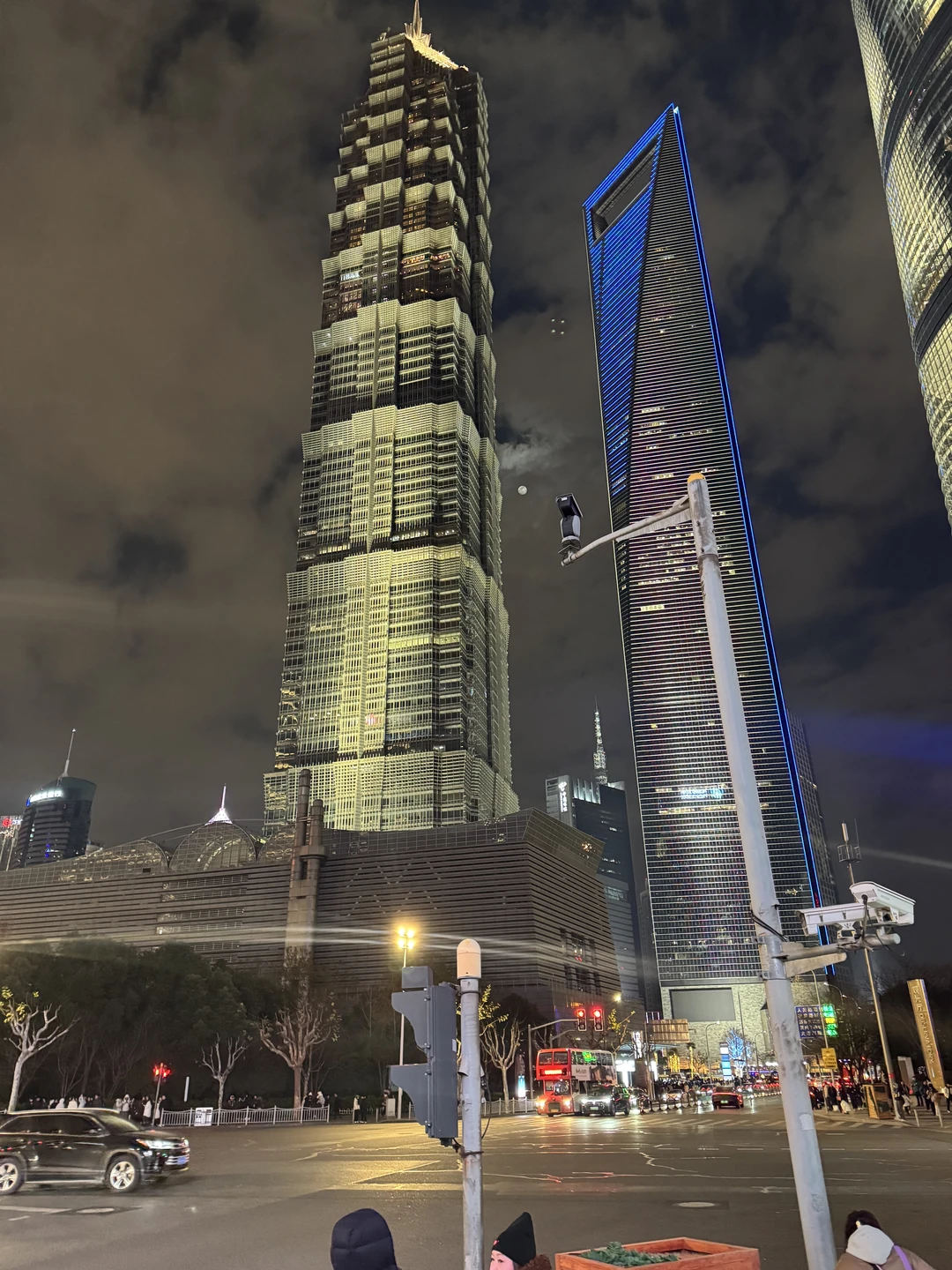 Нам было принципиально подняться на самую высокую смотровую площадку, по факту было предложено 3 объекта, мы