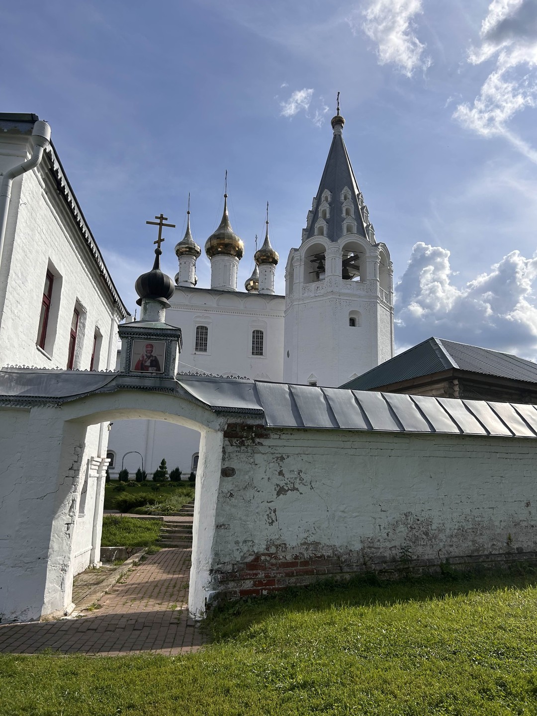 Замечательный экскурсовод, любящий и знающий историю своего города. Нам очень понравился и рассказ и места, которые