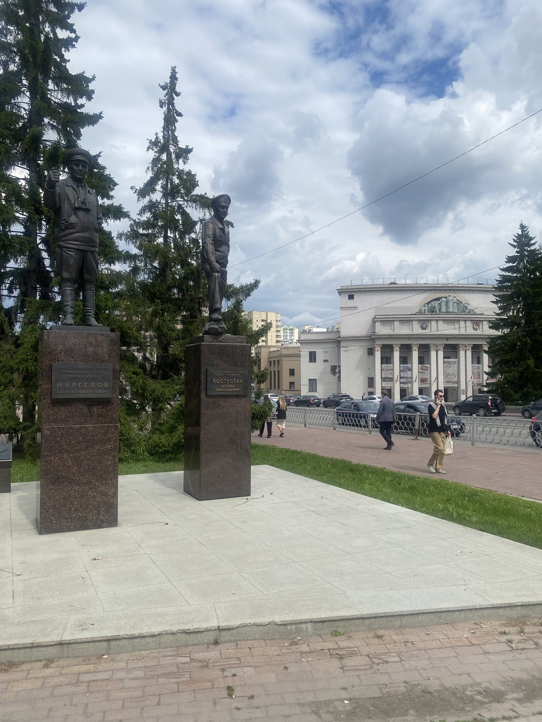 Огромная благодарность Анатолию за содержательный рассказ. Первое знакомство с Екатеринбургом прошло прекрасно. Не очень утомительная пешая