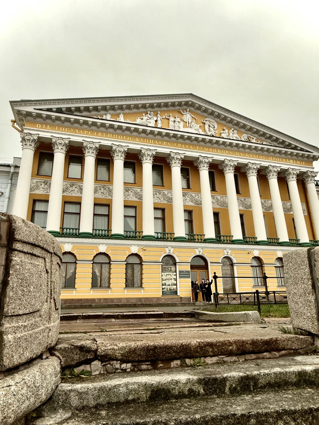 Людмила Петровна профессионал. Интеллектуально, чётко с расстановкой. Можно сказать одним словом: пробрало до слез…. Очень рекомендую эту экскурсию