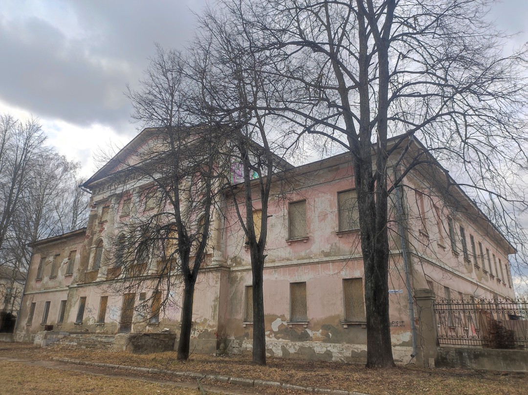 Отличная экскурсия. Шуя небольшой городок, словно оживает под рассказ Владимира. Неспешная прогулка, много фактов про здания,