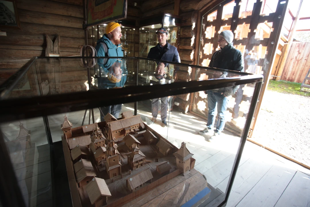 Александр - очень образованный, интеллигентный человек и потрясающий рассказчик!