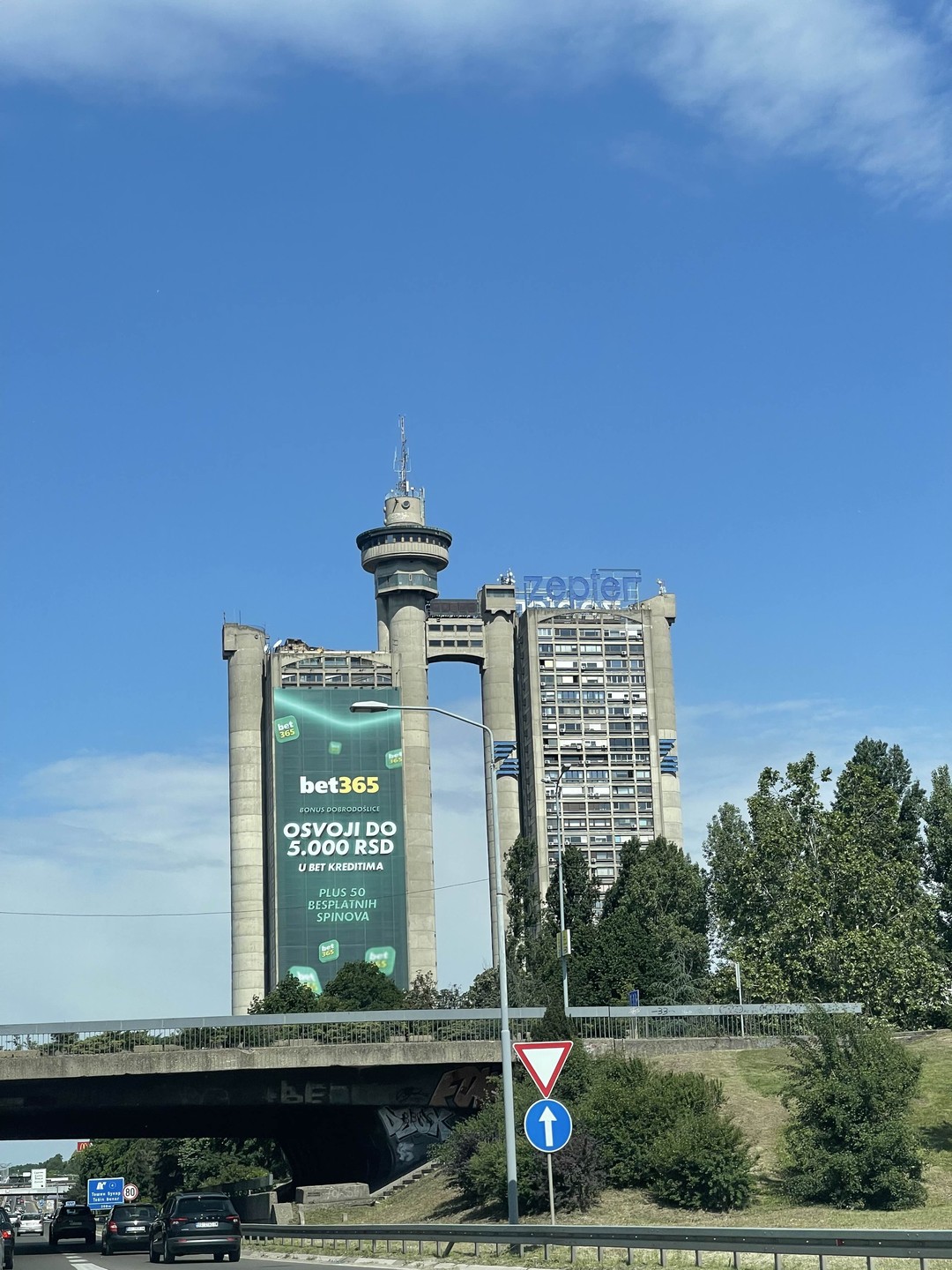 Это не просто гид. Это олицетворение народа, души и традиций Великой Сербии!