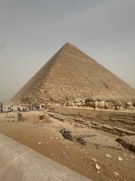 Очень насыщенная программа, нам «повезло» поймать сильный ветер, который перерос практически в песчаную бурю. Песок попадавший