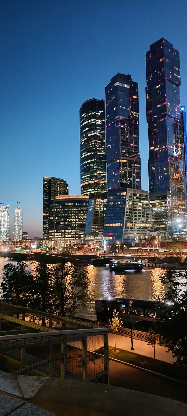 Вчера, 24.05.2025, прокатились от ВДНХ до Москва-сити и обратно. Прогулка заявлена на 2 часа, а вышла