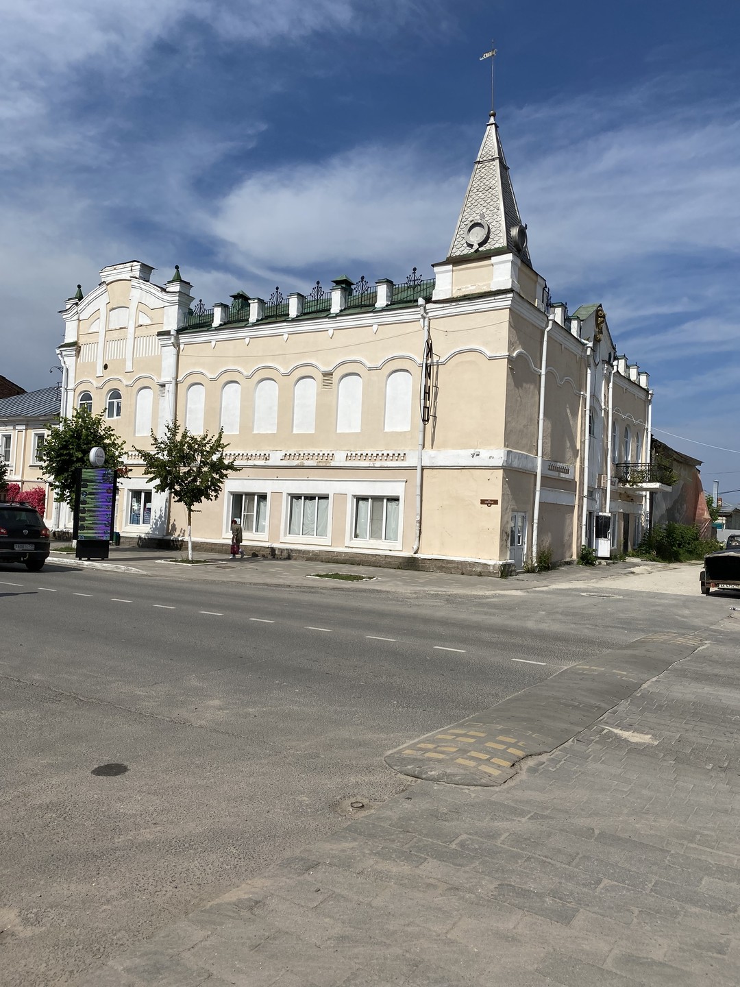 Прогулка по памятным местам города Касимова с гидом Тамарой Калининой прошла замечательно. Тамара, очень знающий гид