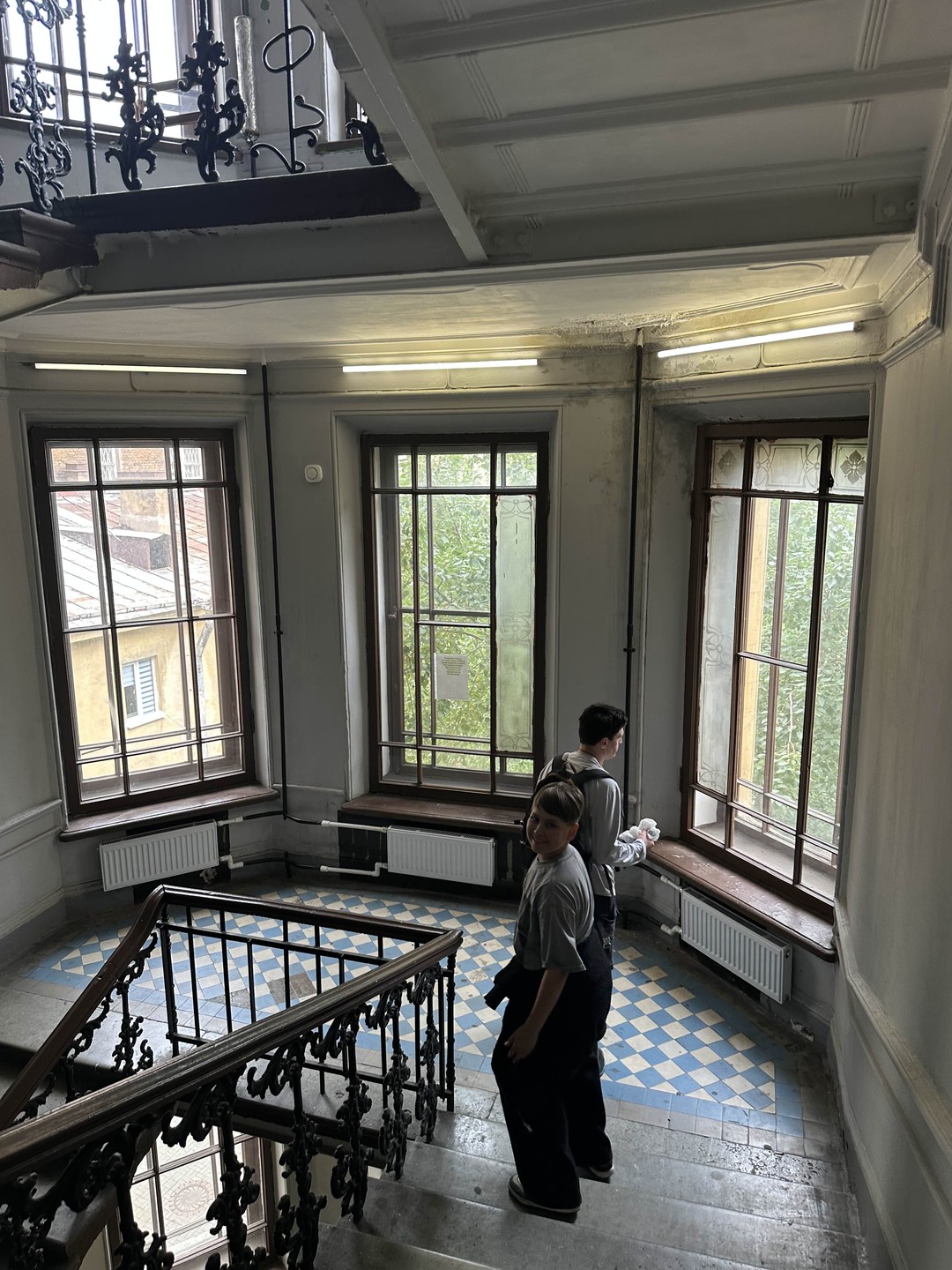 Теплая душевная прогулка. Много интересных фактов о жизни домов, прошлой и настоящей, о людях, живших в