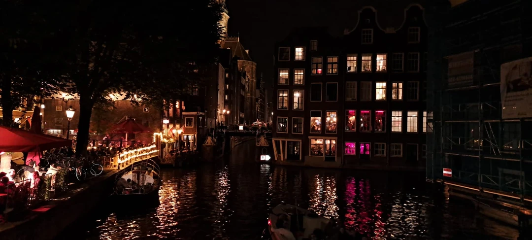 Очень понравилась экскурсия по кварталу красных фонарей, сами мы бы столько не увидели и не узнали