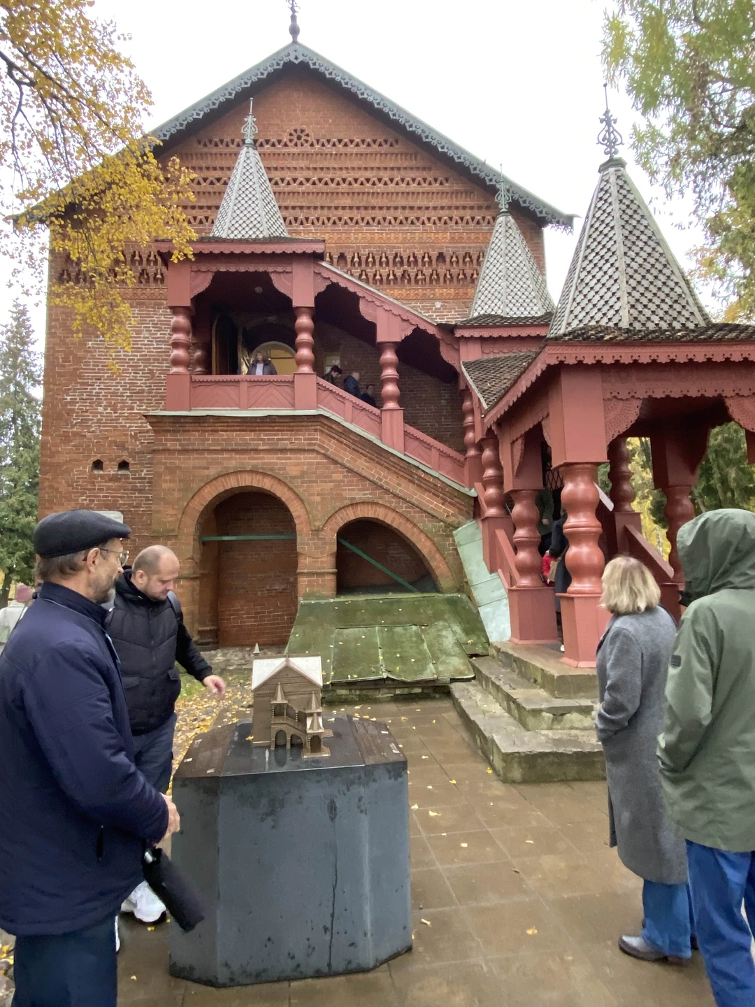 Хоть и произошла накладка с предоставлением гида на забронированное время, Нас присоединили к другой индивидуальной экскурсии!