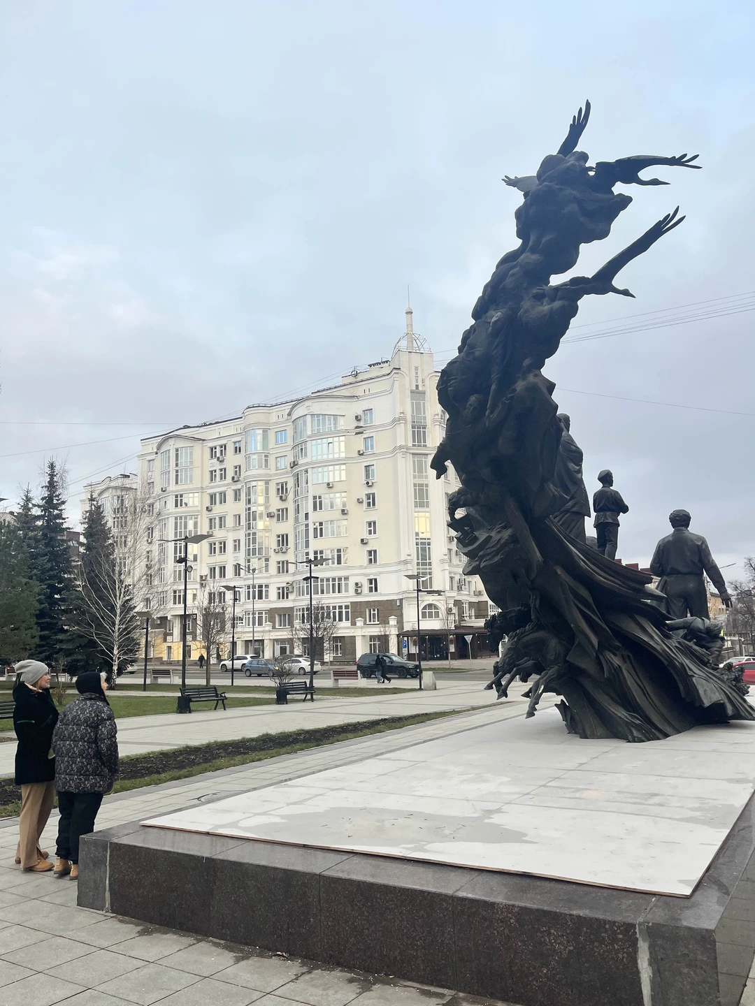 Несмотря на задержку нашего прибытия в Уфу на 3 часа, Елена встретила нас в аэропорту и