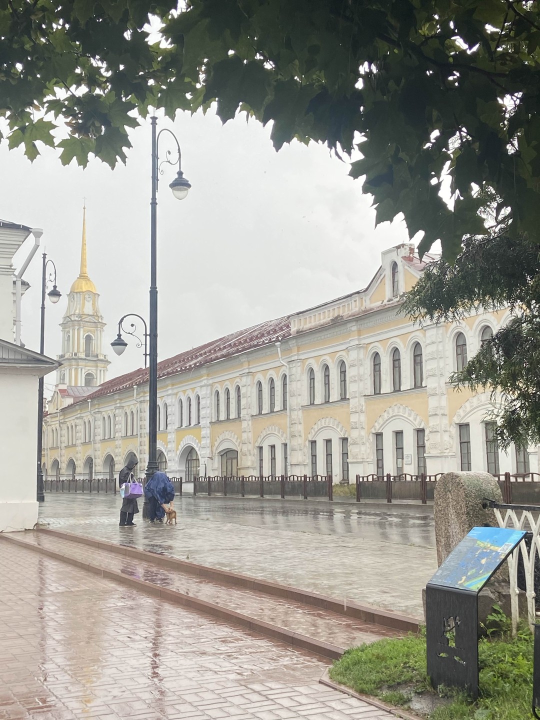 Несмотря на дождь, который периодически усиливался и шел стеной, Валентина провела нам экскурсию, познакомив с городом
