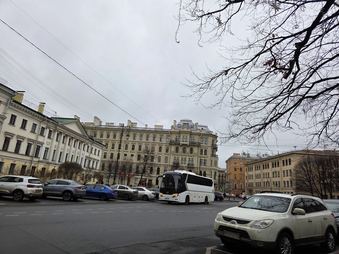 Погуляли по Литейному району, зашли в парадные и Дворец бракосочетания, оценили особняки и дроходные дома, познакомились