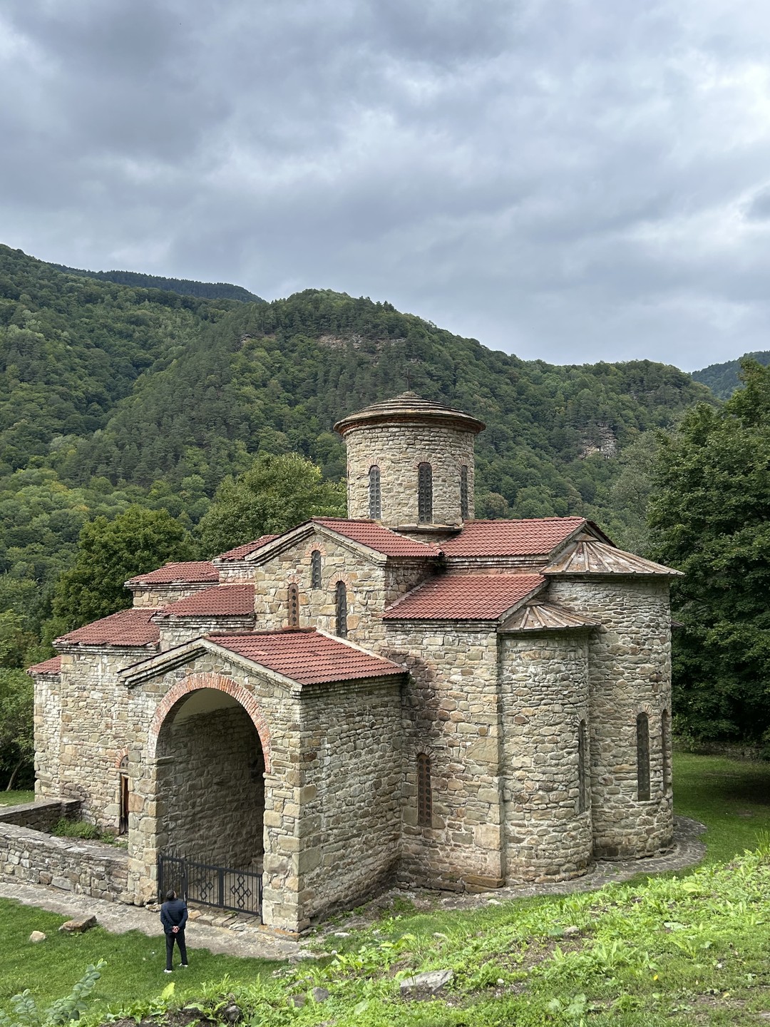 Интересная экскурсия! Максим прекрасный рассказчик, с красивым низким голосом. Поездка прошла легко, благодаря эрудированности, глубоким знаниям