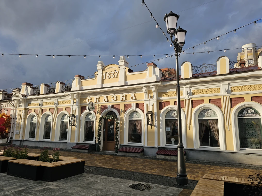 Очень понравился гид Олег. Нескучное повествование, живая речь, интересные факты. Повозил на удобном авто по городу