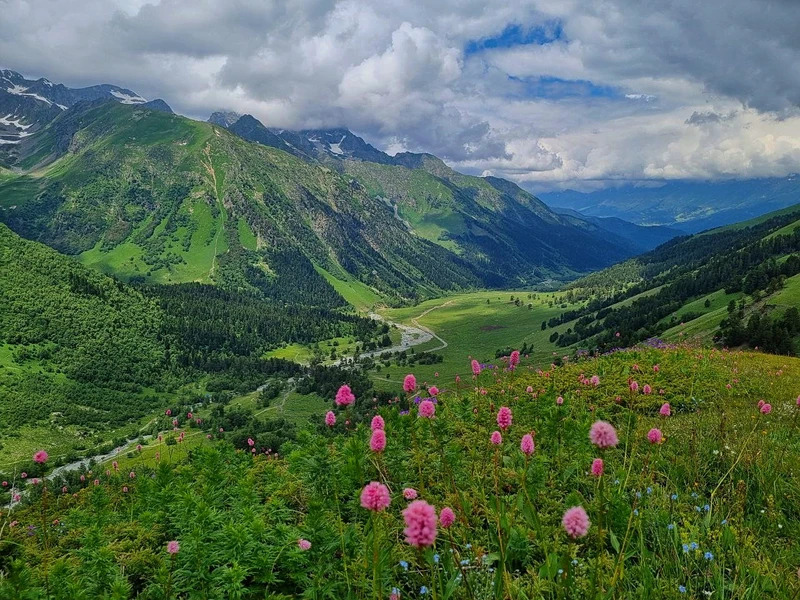 В горы - от суеты и забот: треккинг-тур в Архызе без рюкзаков и с проживанием в отеле