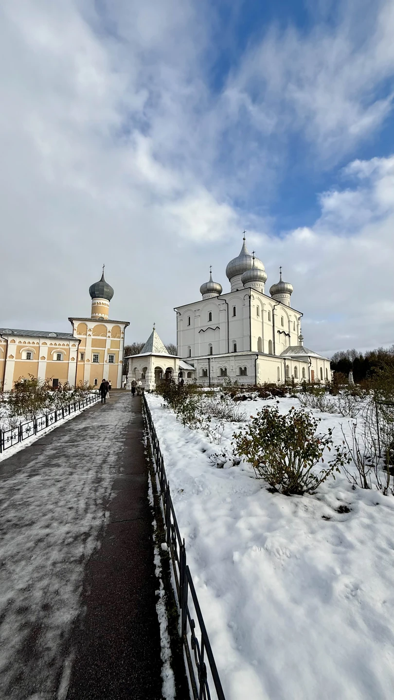 Конец ноября, утро, холодно, туристов нет, местные жители еще спят, мы в спокойном темпе проехали по