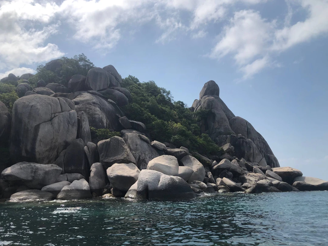 Утром в назначенное время приехала машина и забрала у отеля, далее был общий сбор, завтрак и