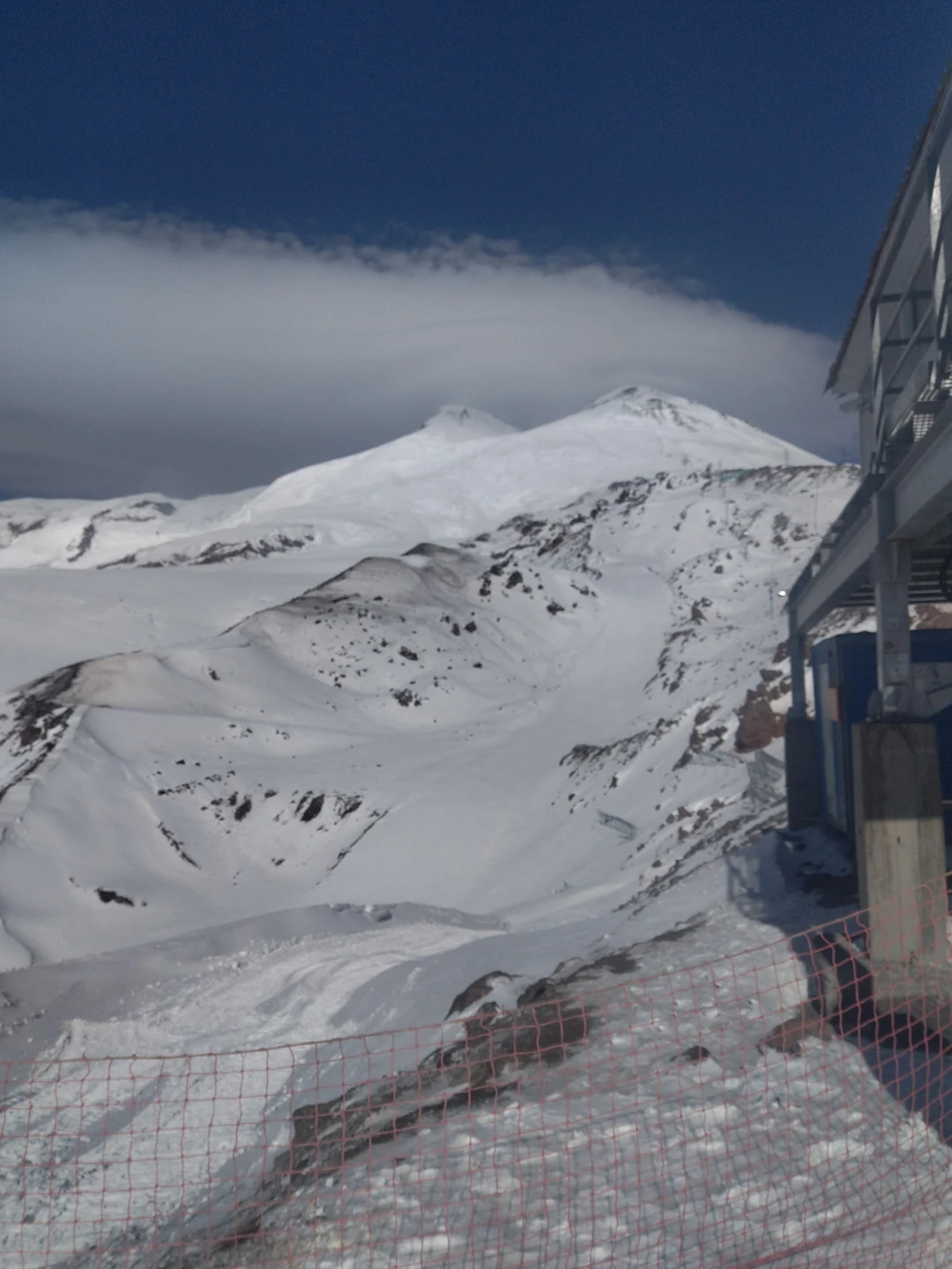 2 ноября ездили мини группой на Эльбрус. Поездка очень понравилась, маршрут и локации хорошо проработаны. Гид