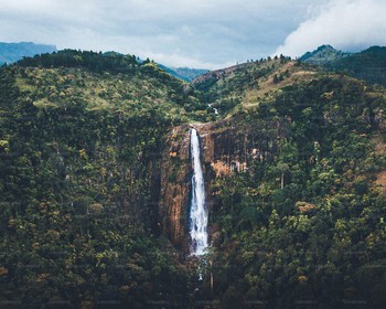 Экскурсия по острову, купание в водопаде, переезд в Эллу