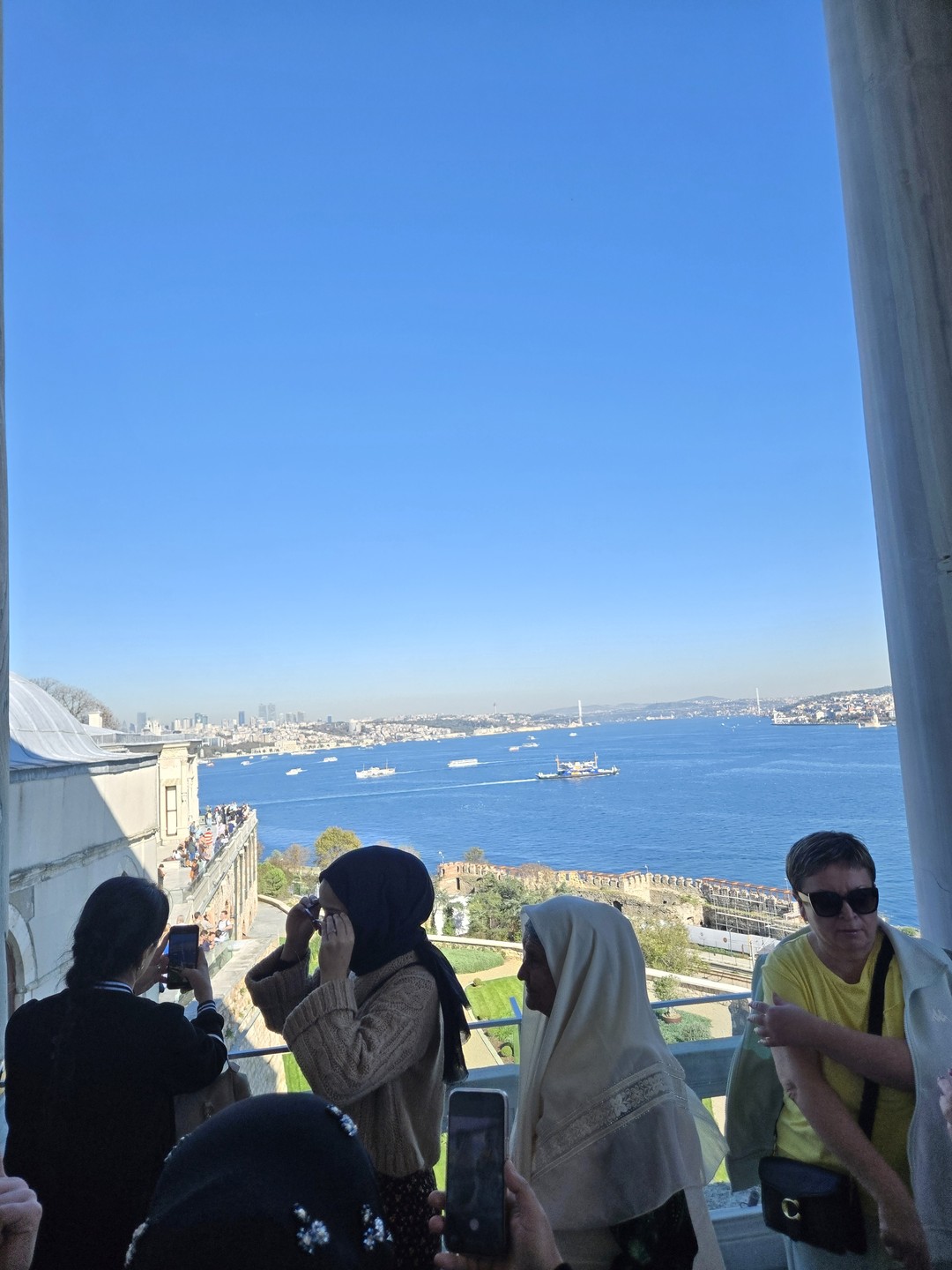 Абдурахим очень приветливый и добрый гид, смешно шутит очень интересно рассказывает. Отвечает на все вопросы, старается