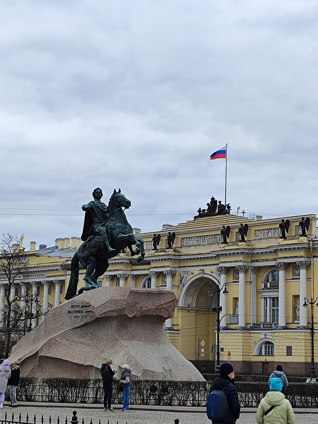 Были на экскурсии 03.04 с тремя детьми 9,10,11 лет. Нас встретили с термосом чая и вкусными