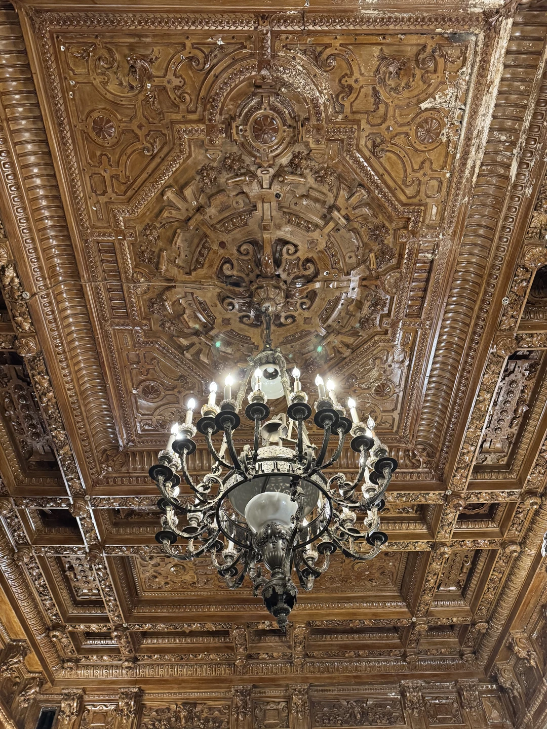 Экскурсия очень понравилась. Потрясающий особняк, прекрасен даже в таком своем плачевном состоянии. Хочется надеяться, что отреставрируют