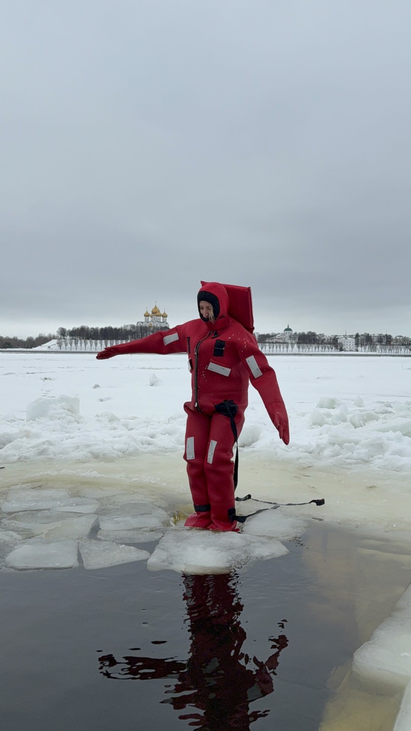 Это было весело и необычно! Кругом лед и снег, вода кажется тёплой. Прыгали, барахтались в воде