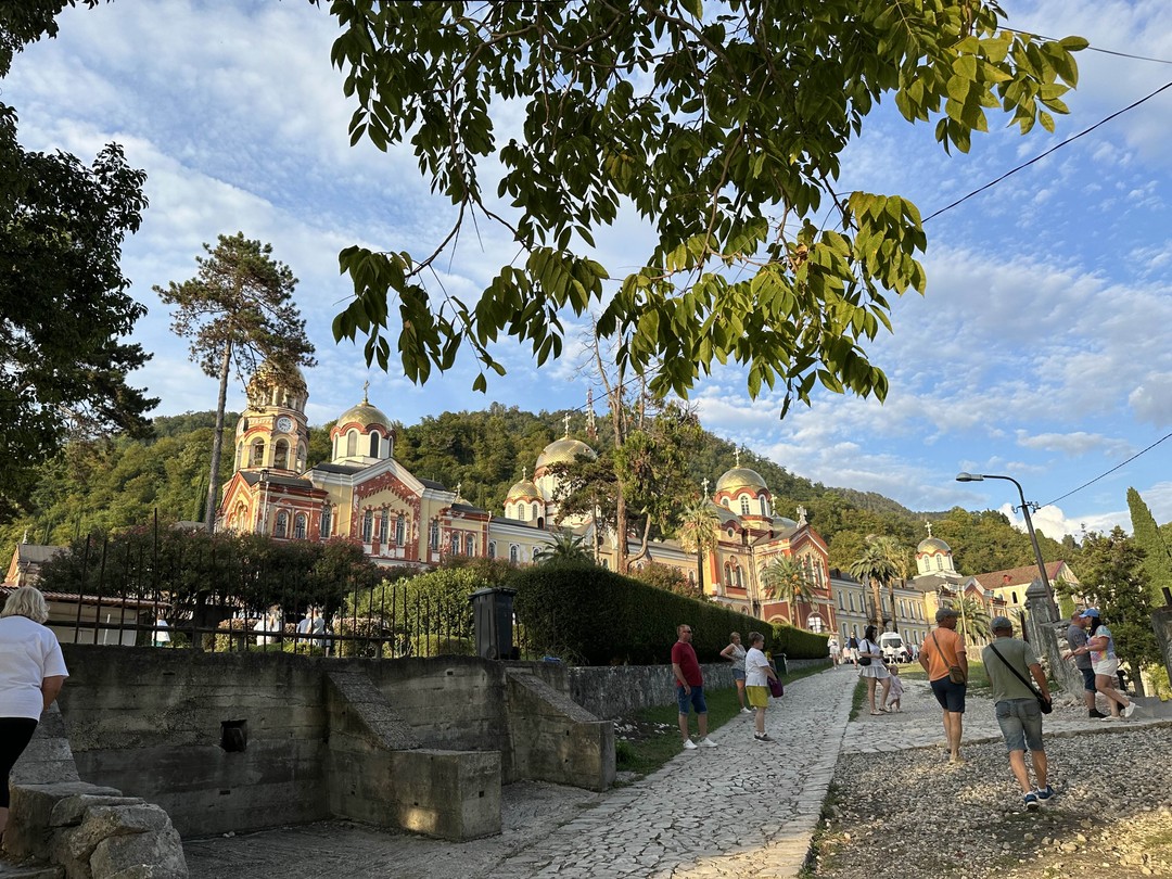 Путешествовали по Абхазии 22сентября с супругом, гид Дамэй все подробно рассказал, показал, сформировал самые лучшие воспоминания