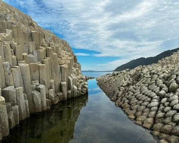 Вулкан Менделеева и мыс Столбчатый