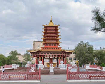 Центр Элисты: Пагода семи дней, статуя Будды Шакьямуни, Золотые ворота, мемориал «Исход и возвращение»