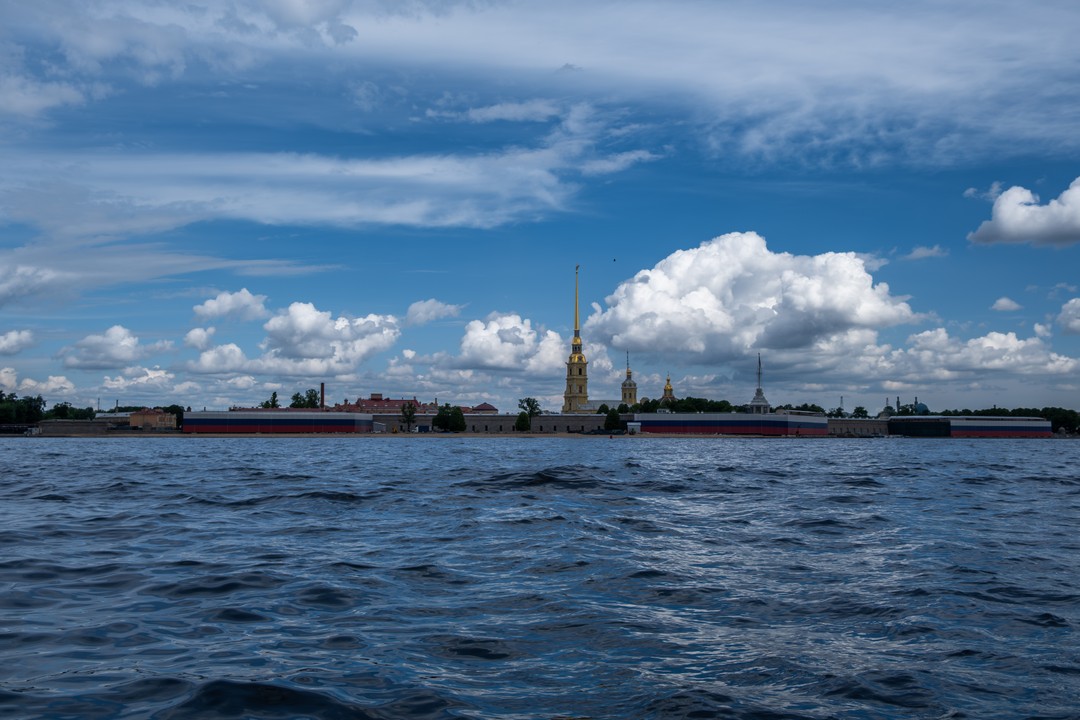 Внимательный, знающий капитан. Маршрут составлен хорошо, посвящен в основном акватории Невы. По каналам прошли совсем немного.