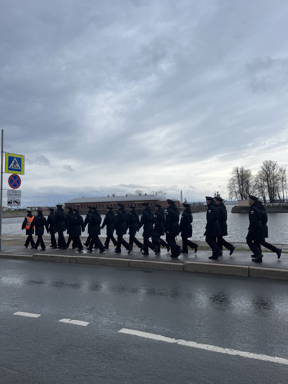 Кронштадт в мини-группе на комфортабельном автомобиле (6/15)