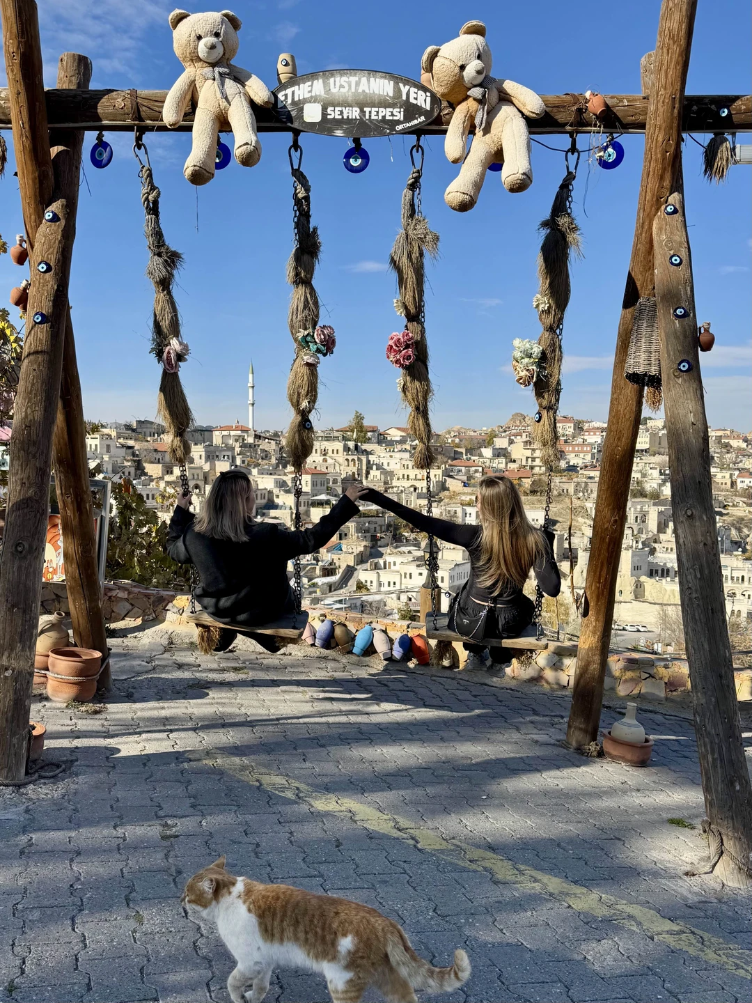 Отличная поездка, водитель очень уверенно и при этом иногда виртуозно прокатил нас по всем локациям, был