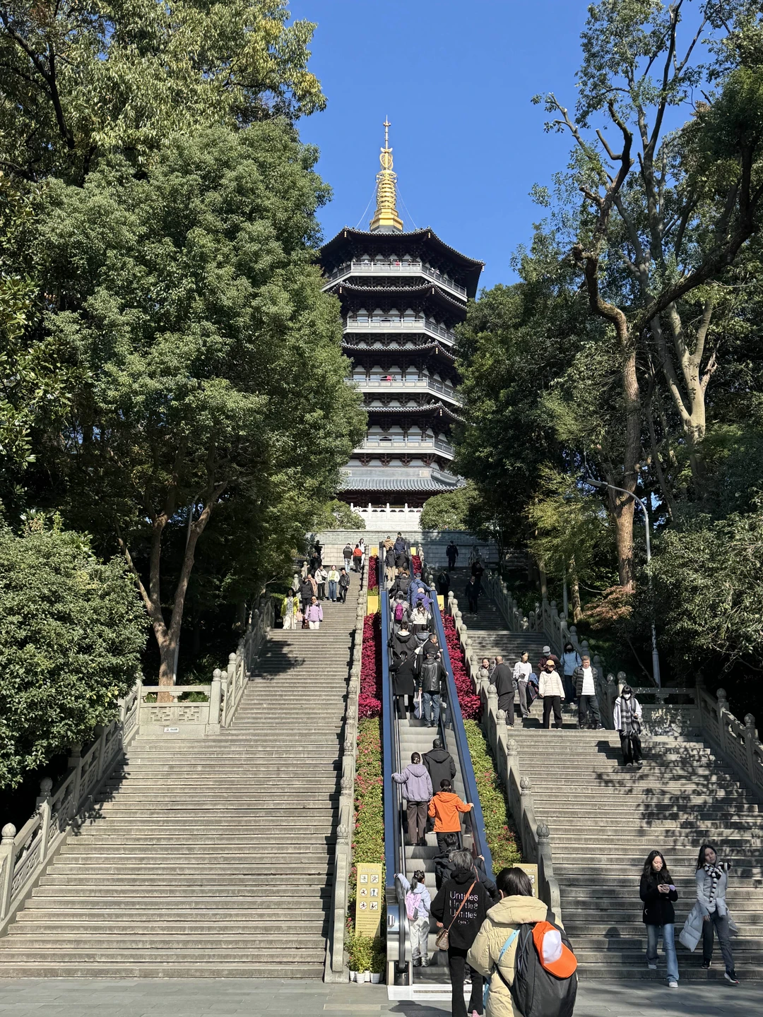 Хочу выразить огромную благодарность нашим гидам. Насте, Лене, Инне. Все отлично говорят по русски. Экскурсии на