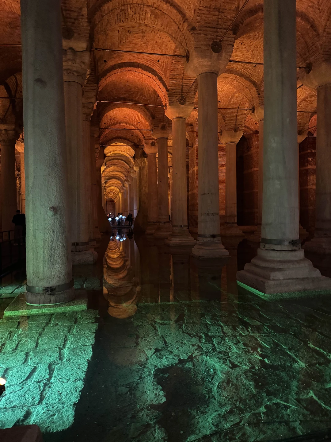 Сегодня мы посетили главные достопримечательности Стамбула, такие как Айя-София, услышали невероятную историю этого собора, побывали в