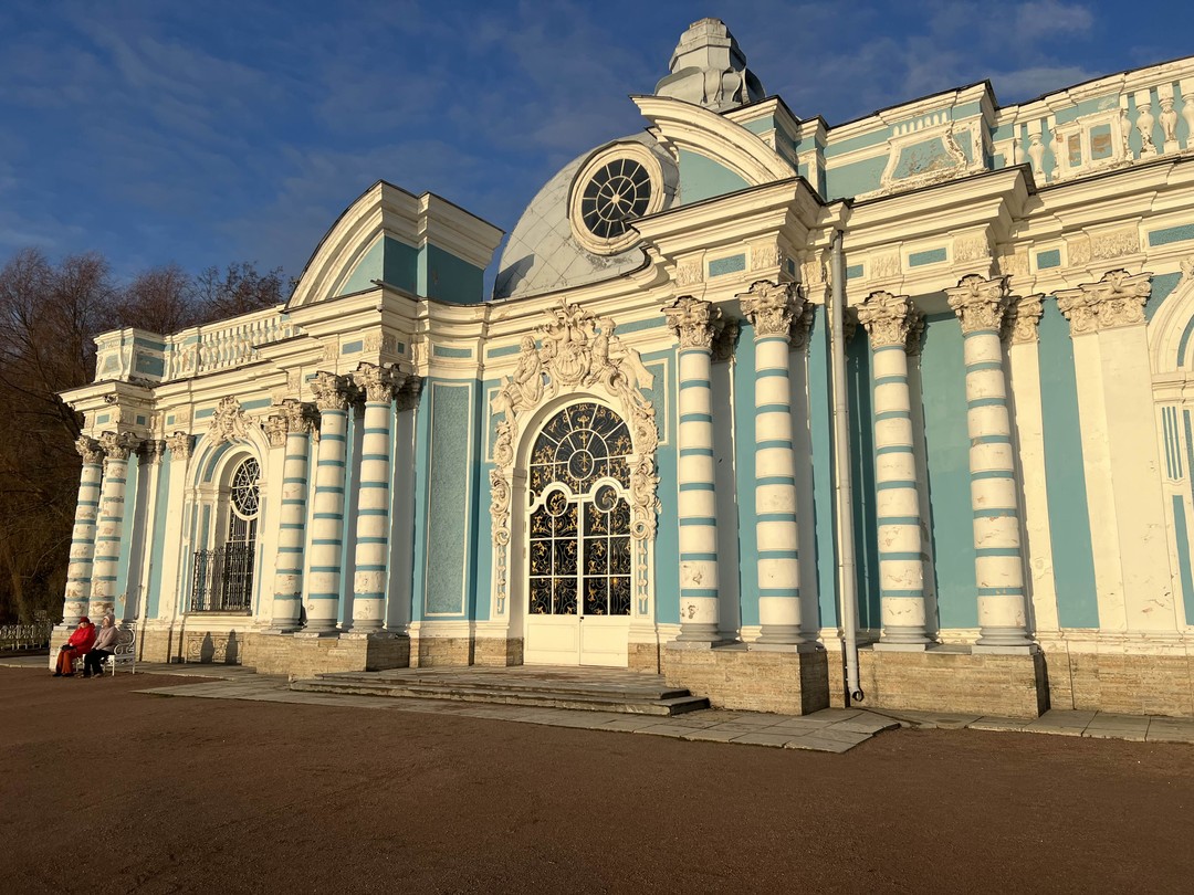 Хорошая экскурсия, организация на уровне, гид Виктория обладает прекрасным голосом и познаниями в теме. Царское село безумно красивое