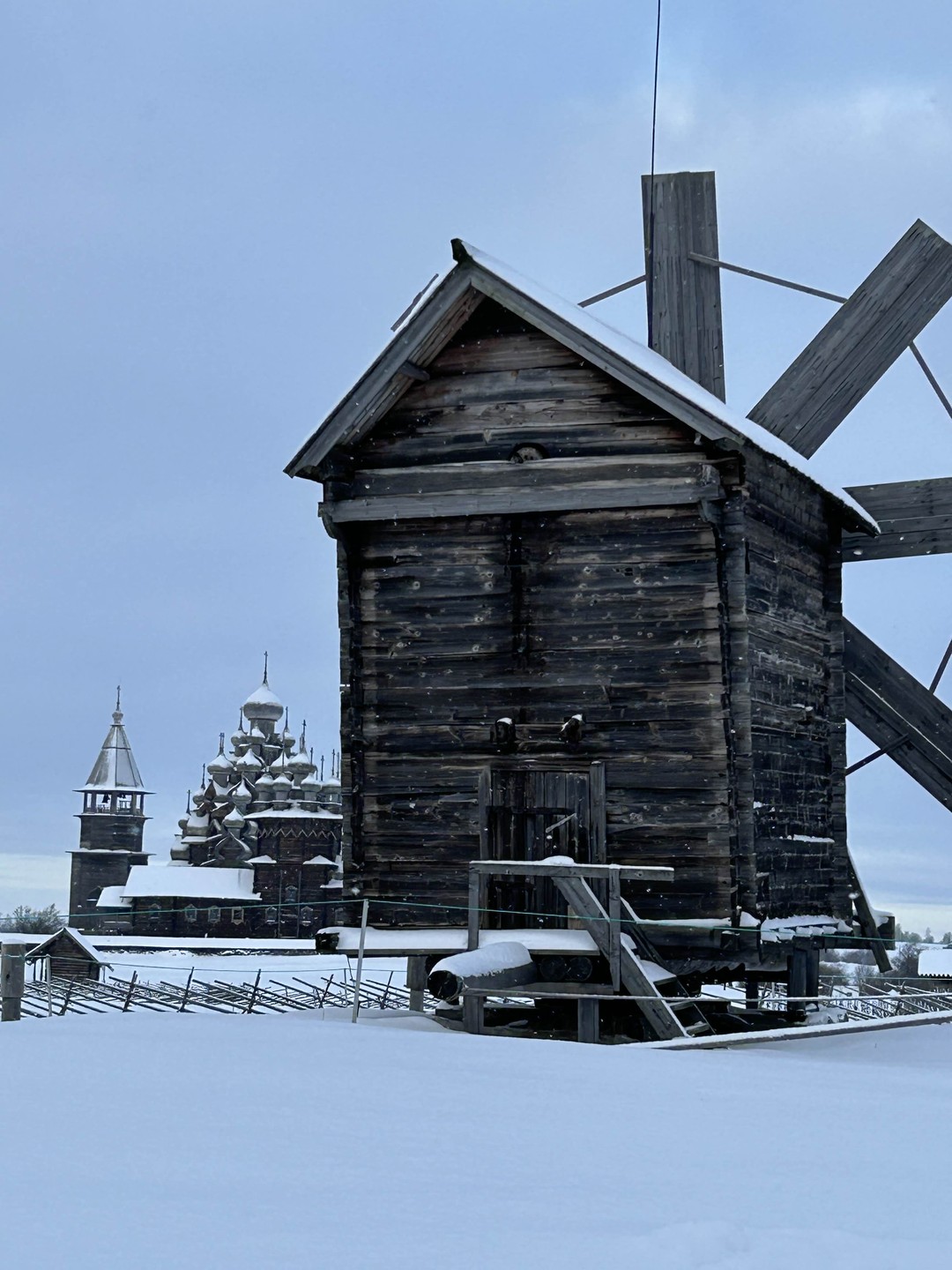 Были на Кижах 24.01.26. Понравилось,но замерзли,хотя было не очень морозно. Одеваться надо потеплее. И конечно хотелось