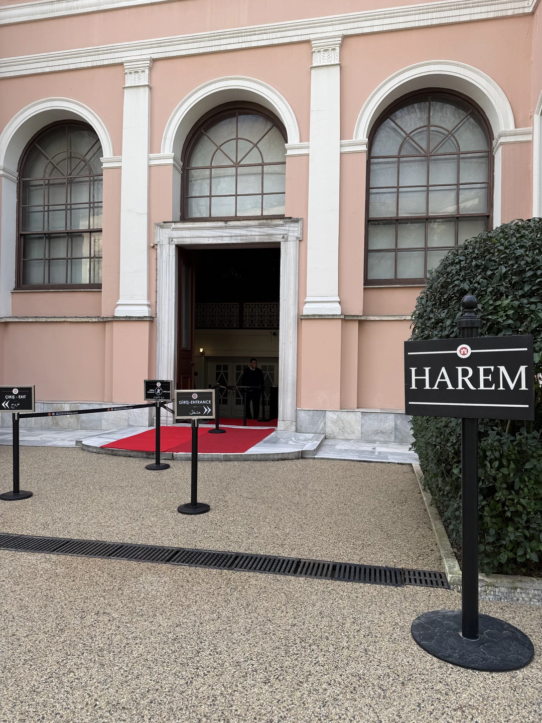 Потрясающая экскурсия! Гид-историк Ахмет мгновенно увлек нас рассказом о дворце Долмабахче и самых ярких представителях Османской