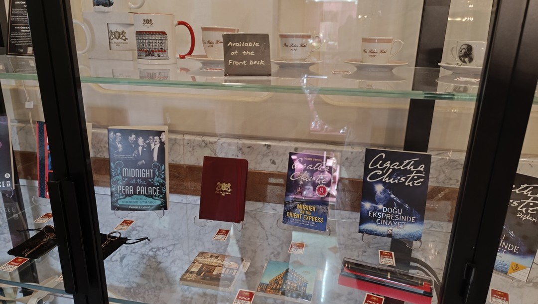 Была прекрасная экскурсия Стамбул: город воспоминаний. Что поражает в Стамбуле: вот центральная улица, толпы туристов, свернул