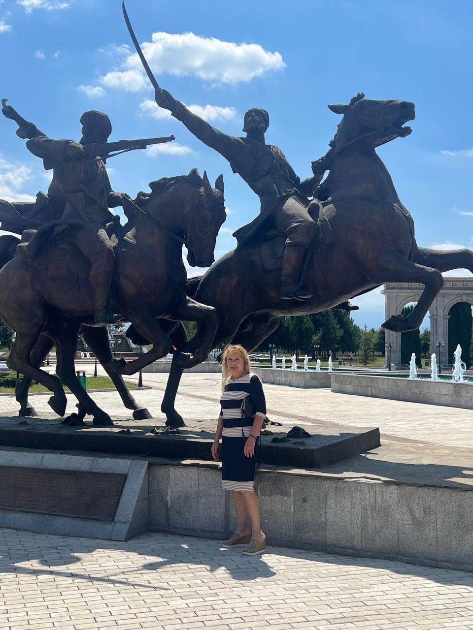 15 августа были на экскурсии в Грозном. Впечатлений много, по пути заезжали в мемориал памяти в