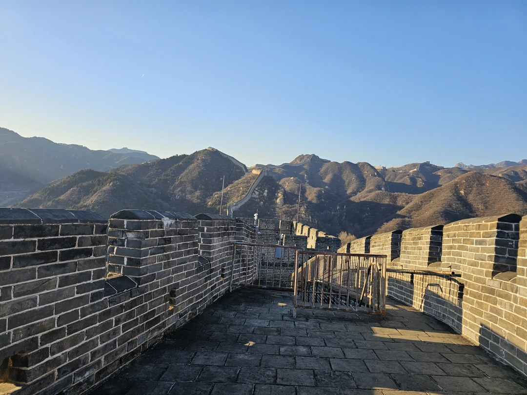 Всем здравствуйте. Брал экскурсию на Великую Китайскую стену и дополнительно вертолетную прогулку. Всё продумано до мелочей: