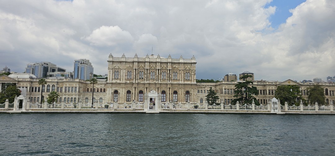 Друзья, сегодня с семьёй побывали в сказочном Стамбуле, который показал нам Кемаль. Получили незабываемые впечатления от