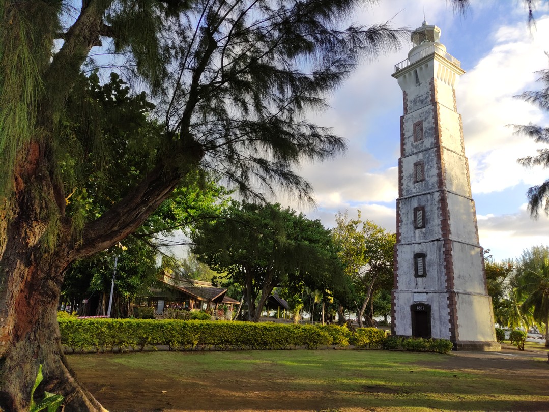 Взяли на один день ознакомительную экскурсию вокруг Таити. Для знакомства с островом более чем познавательно. Гид