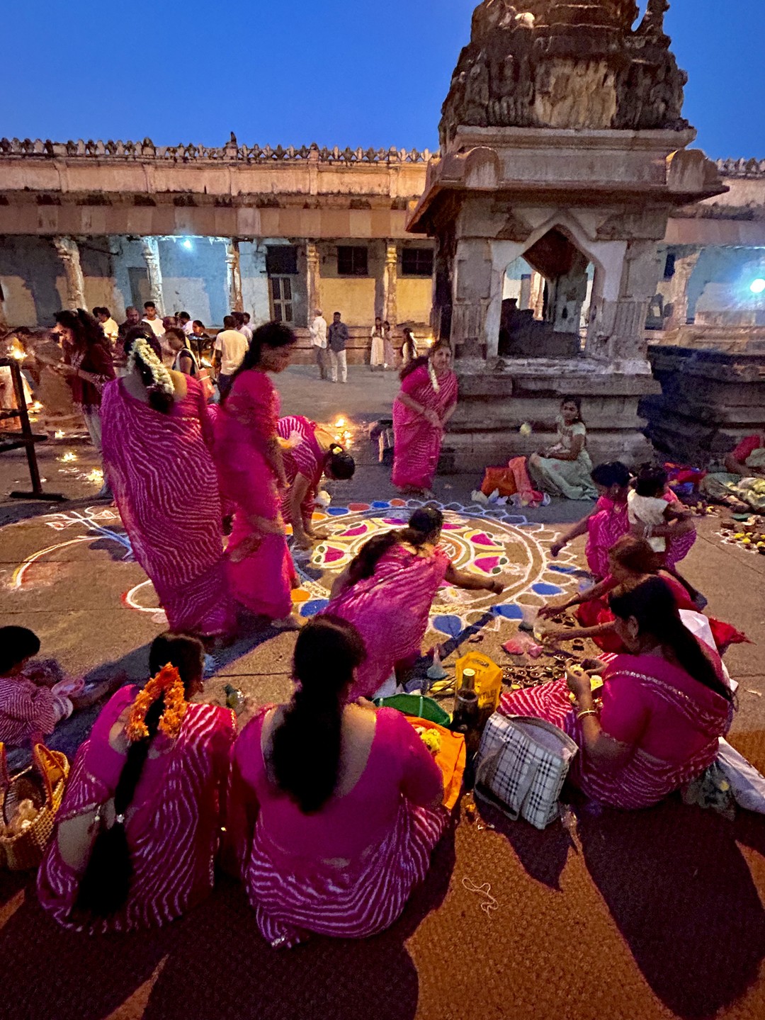 Насыщенная, интересная экскурсия. За 2 дня посетили все ключевые локации Хампи. Отличная идея организаторов смотреть храмы