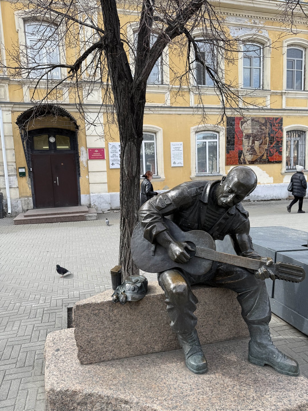 Прекрасная экскурсия с Александром Ермолаевичем! Полные юмора рассказы, истории из жизни города, хороший маршрут! Получили массу