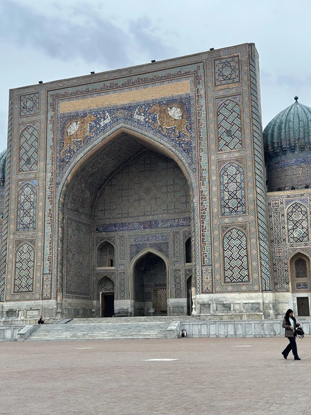 Однозначно рекомендую. Парвиз провел экскурсию содержательно, интернсно, с любовью к городу, к истории в целом. Его